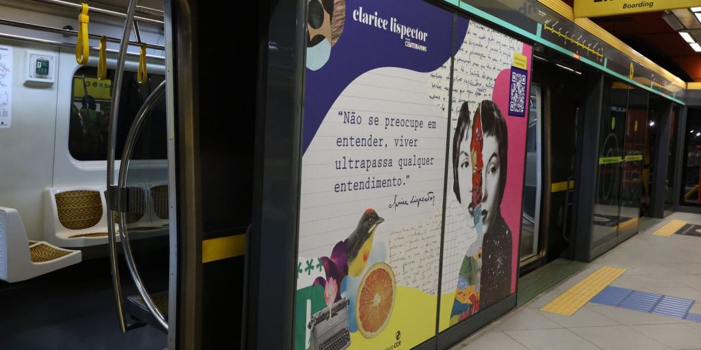 exposicao-em-sao-paulo-leva-clarice-lispector-para-escadarias-do-metro