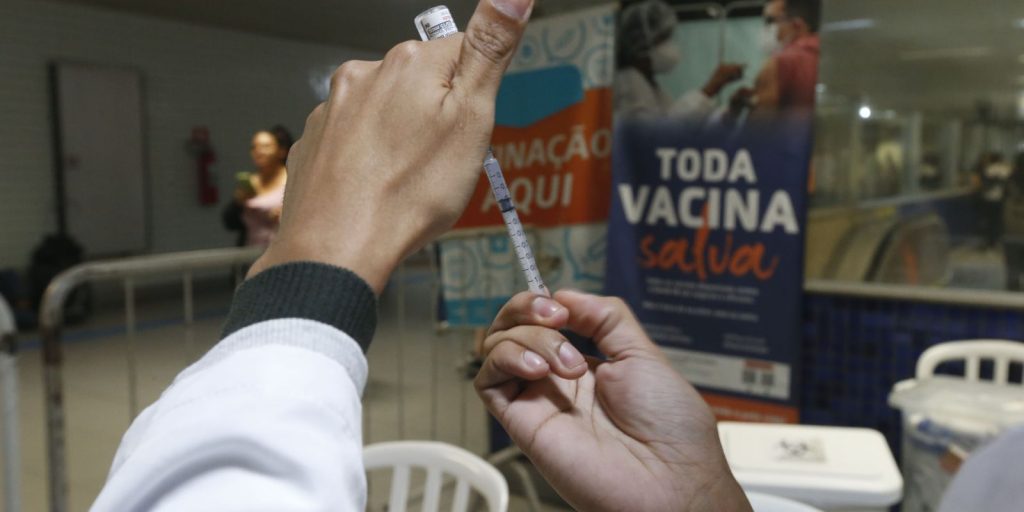 gripe:-sao-paulo-inicia-vacinacao-em-estacoes-e-terminais-na-segunda