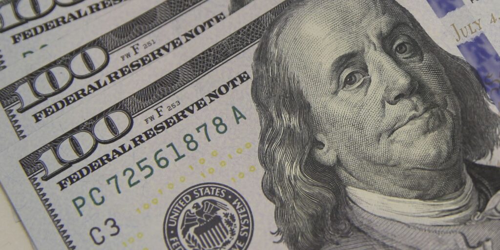 dolar-cai-a-r$-5,08-e-atinge-menor-valor-em-um-mes