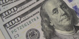 dolar-cai-a-r$-5,08-e-atinge-menor-valor-em-um-mes