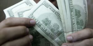 dolar-aproxima-se-de-r$-5,17,-com-noticias-do-exterior-e-eleicoes
