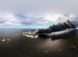 apos-incendio-em-fabrica,-inea-teme-vazamento-de-oleo-na-guanabara