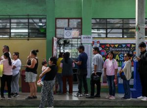 peru:-ultraconservador-e-esquerda-disputam-voto-a-voto-para-2o-turno