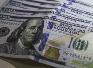 dolar-volta-a-r$-5,-e-bolsa-cai-com-tensao-no-oriente-medio