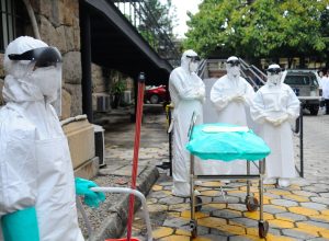 tres-morrem-no-quenia-em-protestos-contra-centro-dos-eua-para-ebola