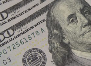 dolar-cai-a-r$-5,08-e-atinge-menor-valor-em-um-mes