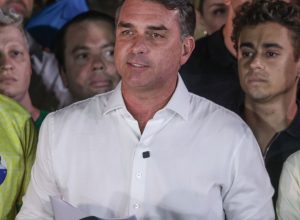 policia-federal-cancela-passaportes-de-flavio-bolsonaro